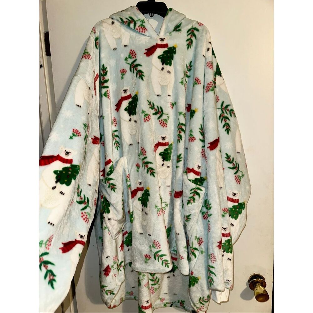 THROWZY by Marlo Lorenz Hooded Pullover Christmas polar bear Christmas tree Patt